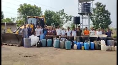 समुद्रपूर: गणेपूर पारधी बेड्यावर समुद्रपुर पोलिसांची गावठी मोहा दारू भट्टीवर धाड, ४ लाख ६४ हजार रुपये किंमतीचा मुद्देमाल जागीच नष्ट