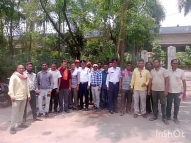 राजनांदगांव: यातायात कार्यालय में यातायात पुलिस द्वारा ई-रिक्शा और ऑटो चालकों को यातायात नियमों के पालन करने को लेकर दी गई समझाइश