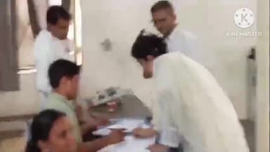 भिवानी: कांग्रेस की वरिष्ठ नेता किरण चौधरी ने पूर्व सांसद श्रुति चौधरी के साथ भिवानी के संस्कृति मॉडल स्कूल में किया मतदान