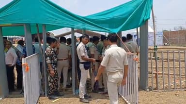 बक्सर: बक्सर में पीएम के सभा में पहुंचने वाले लोगों की की गई सघन तालाशी, सुरक्षा के रहे चाक चौबंद प्रबंध