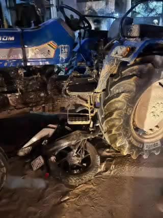 मुरादाबाद: रामपुर दोराहा चौकी क्षेत्र नायरा पेट्रोल पंप के पास एक बाइक ट्रैक्टर ट्राली से जा टकराई हादसे में दो युवक हुए घायल