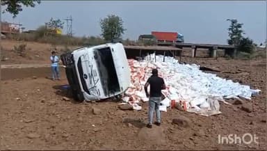 बटियागढ़: बटियागढ़ की केवलारी पुलिया पर नमक से भरा ट्राला अनियंत्रित होकर पलटने से माल का हुआ नुकसान, चालक सुरक्षित