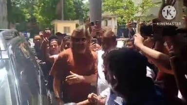 ओरमांझी: भारतीय क्रिकेट टीम के कप्तान महेंद्र सिंह धोनी ने पूरे परिवार के साथ रांची JVM श्यामली में किया मतदान