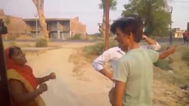 मंझनपुर: ओसा में एक शख्स की दबंगई जमीनी विवाद में घर के सामने बकता भद्दी है गालियां, कई बार ले गई इसे पुलिस, वीडियो वायरल