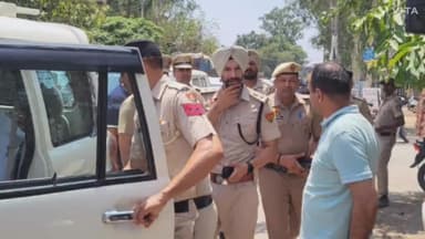 मुलाना: लोकसभा चुनाव के दौरान मुलाना के मतदान केंद्रों का निरीक्षण करने पहुंचे पुलिस अधीक्षक