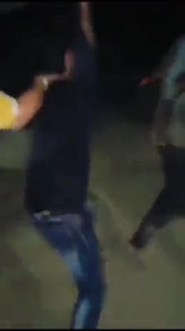 मुरादाबाद: कटघर थाना क्षेत्र में चोर की लोगो ने कर दी जमकर धुनाई बेल्ट लात घुसो से चोर की जमकर पिटाई की गई है वीडियो हुआ वायरल