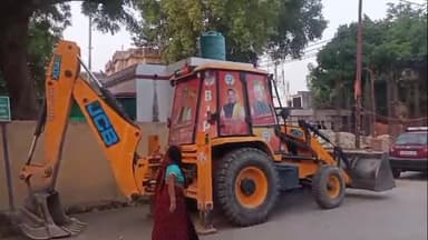 भोगांव: भोगांव सीओ व एसडीएम ने अवैध खनन करते तीन जेसीबी को पकड़ा, एक जेसीबी पर लगी मंत्री और विधायक की फोटो बनी चर्चा का विषय