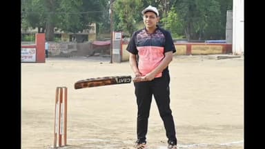 बक्सर: बक्सर स्थित किला मैदान में क्रिकेटर की भूमिका मे नजर आए, 1 जून को मतदान करने की अपील