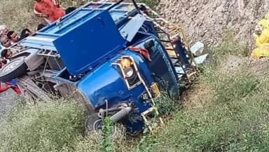 नौबतपुर: नौबतपुर मसौढ़ी मार्ग पर स्थित छोटी टेंगरैला गांव के पास मालवाहक ऑटो पलटा