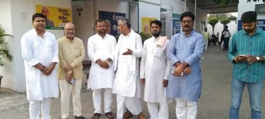 जहानाबाद चुनाव प्रचार से लौटने के बाद जदयू प्रदेश कार्यालय पर राज्यसभा सांसद श्री रामनाथ ठाकुर  के साथ जदयू नेता भाई अभिषेक पटेल,सुरेंद्र पासवान जी एवं पार्टी के साथी मंत्रणा करते हुए जदयू नेता रविराज।