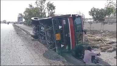 चौमूं: जयपुर ग्रामीण में शाहपुरा थाना इलाके में हाईवे स्थित मिड वे के सामने गन्ने से भरा एक मिनी ट्रक अनियंत्रित होकर पलटा