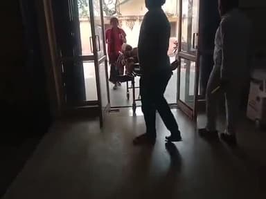 फतेहपुर: पखरौली में अनियंत्रित होकर गड्ढे में गिरने से बाइक सवार हुआ घायल, अस्पताल में भर्ती