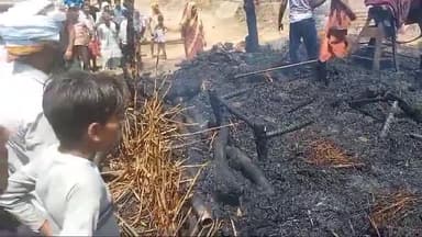 जलेसर: शॉर्ट सर्किट से मौजमपुर में किसान की झोपड़ी में लगी भीषण आग, एक गाय की जलकर हुई मौत।