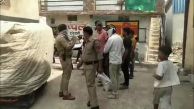 इंदौर: सिरपुर बांक क्षेत्र में एक बोरे में मिली महिला की लाश, पुलिस ने शव को बरामद कर पोस्टमार्टम के लिए भेजा अस्पताल