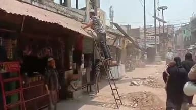 मुरादाबाद: जीआईसी चौराहे से लेकर मुस्लिम डिग्री कॉलेज तक अवैध अतिक्रमण पर चला नगर निगम का बुलडोजर