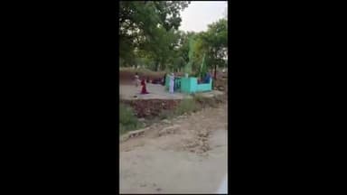 मंझनपुर: गोराजु गाँव की मजार पर चल रहा अंधविश्वास का धंधा, झूमती हैं यहां महिलाएं ठीक करने के लिए ली जाती है रकम, वीडियो वायरल