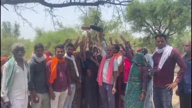 सुनेल: सेव बर्ड्स अभियान के तहत मनरेगा मजदूरों ने बोलिया बुजुर्ग में बांधे परिंडे