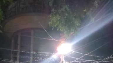 देहरादून: पथरीबाग देहरादून क्षेत्र में लगे बिजली के खंभे में लगी भीषण आग, मची अफरा-तफरी