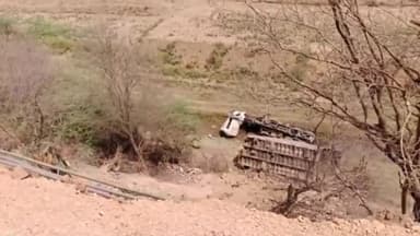 बूंदी: खटकड़ में मिट्टी से भरा हुआ ट्रक खाई में गिरा, चालक की मौत