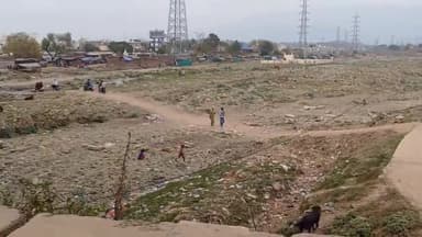 पंचकूला: रामपुर जंगी गांव के पास कई बीघा ज़मीन पर लगाए पिल्लरों, लाइट, cctv कैमरे तोड़ने, प्लेट्स तोड़ने के आरोप।