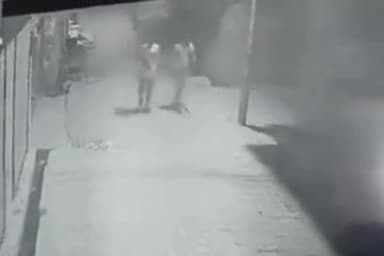 गाज़ियाबाद: नंदग्राम थाना क्षेत्र में सीढ़ी लगाकर घर में घुसे चोर, आईफोन और गैस सिलेंडर के साथ अन्य सामान पर किया हाथ साफ