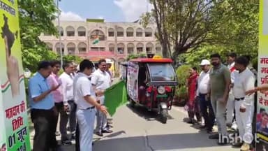 भभुआ: समाहरणालय परिसर से मतदाता जागरूकता को लेकर वाहनों को हरी झंडी दिखाकर डीएम ने किया रवाना