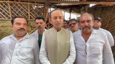 कानपुर: कलेक्टर गंज गल्ला मंडी को नगर निगम द्वारा हटाए जाने की विरोध पर व्यापारियों ने किया हनुमान चालीसा का पाठ