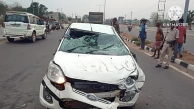 सिल्ली: जरिया गांव के समीप   टायर फटने से कर हुई दुर्घटनाग्रस्त चालक, बाल बाल बचा चालक