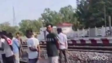 लखीमपुर: फरधान रेलवे स्टेशन के पास रेलवे ट्रैक पर ट्रेन से कटकर एक अज्ञात युवक की हुई मौत, सूचना पर पहुंची पुलिस