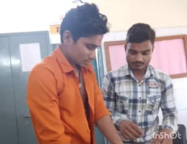 उरई: उरई कोतवाली क्षेत्र के जेल रोड पर कोट मैरिज के बाद लड़की के परिवार के लोगो ने युवक को पीट कर किया घायल।