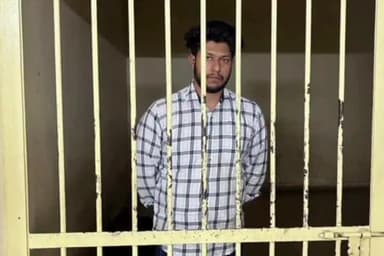 गाज़ियाबाद: थाना क्रॉसिंग रिपब्लिक पुलिस की हिरासत में आया जीएस-7 सोसाइटी के सामने एक्सिडेंट करके फरार हुआ थार वाहन चालक