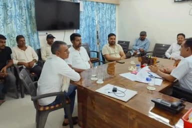 नागौर: नागौर मे डिस्कॉम ठेकेदारों ने 12 सूत्री मांगों को लेकर की हड़ताल, अधीक्षण अभियंता ने बैठक लेकर समाधान का दिया आश्वासन