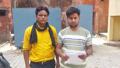 पूरनपुर: गांव सिमरिया महाराजपुर में मच्छरों से बचाव को लेकर दबाई छिड़काव कराने की प्रभारी चिकित्साधिकारी से की शिकायत