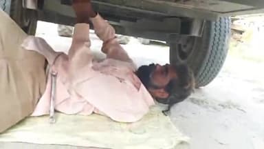 भितहा: बिनही चेक पोस्ट से पुलिस ने ट्रैक्टर-ट्रॉली के नीचे बनाए गए बॉक्स से 33 पेटी अंग्रेजी शराब की बरामद, एक आरोपी गिरफ्तार