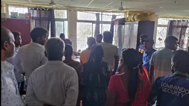 हज़ारीबाग: शेख भिखारी मेडिकल कॉलेज हजारीबाग में इलाज के दौरान एक महिला की हुई मौत, परिजनों ने डॉक्टर पर लापरवाही का लगाया आरोप