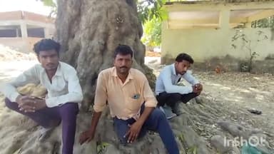 लखीमपुर: सेमरहा पुरवा गांव में अज्ञात कारणों के चलते युवक ने पेड़ में फंदे से लटक कर की आत्महत्या पोस्टमार्टम हाउस पहुंचे परिजन