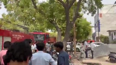 कानपुर: कल्याणपुर थाना क्षेत्र अंतर्गत शटी बंटी कर शोरूम में अचानक लगी आग,फायर ब्रिगेड ने पाया आग पर काबू