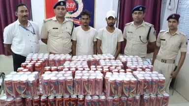 बक्सर: बक्सर रेलवे स्टेशन से 13 बैग बीयर के साथ 2 शराब तस्कर गिरफ्तार