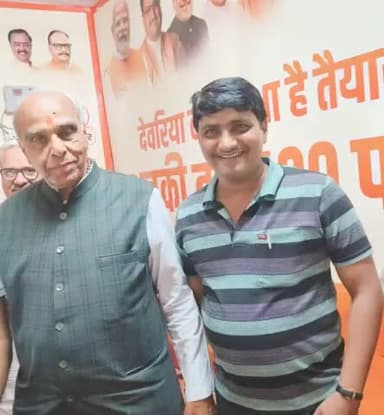 #केंद्रीय चुनाव कार्यालय पर पूर्व #मुख्यमंत्री, #सांसद डुमरियागंज @jagdambikapalmp जी से मुलाकात हुआ।
#AbkiBaar400Paar