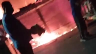 देहरादून: देर रात्रि तिलक रोड़,देहरादून स्थित मिठाई और नमकीन की दुकान में लगी भीषण आग, मची अफरा-तफरी