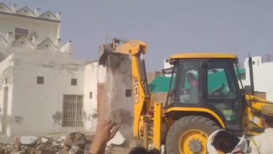 रावतसर: रावतसर में नशा तस्करों पर चला पीला पंजा वार्ड नं 11 में हुई कार्रवाई। बाइट: रावतसर थाना प्रभारी वेदपाल शिवरान