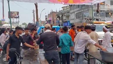 पूरनपुर: स्टेशन चौराहे पर हिन्दी पत्रकारिता दिवस के मौके पर शीतल शरबत प्याऊ सेवा का आयोजन किया गया