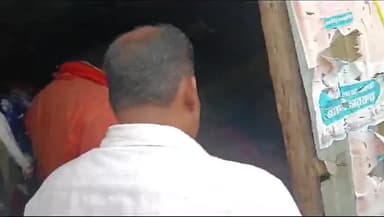 ক্যানিং ১: ক্যানিং মধুখালি গ্রামে আক্রান্ত বিজেপি কর্মীদের দেখতে গেলেন জেলা বিজেপির নেতৃত্বরা