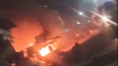 हुज़ूर: भोपाल ल रेलवे स्टेशन के प्लेटफॉर्म नंबर 1 के पास बनी 6 दुकान में लगी आग।