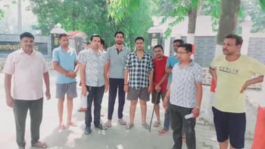 लखीमपुर: सावित्री नगर मोहल्ले में बिजली की समस्या से परेशान मोहल्ले वासी पहुंचे जिलाधिकारी आवास