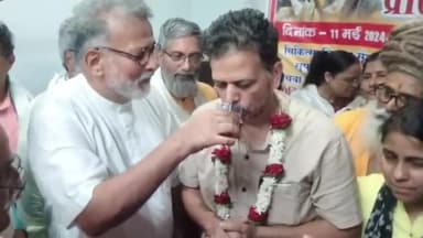 बीएचयू के प्रो ओमशंकर का आमरण अनशन महात्मा गांधी के पपौत्र तुषार गांधी जूस पिला कर तुड़वाया