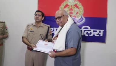 हाथरस: पुलिस अधीक्षक द्वारा पुलिस कार्यालय स्थित सादे समारोह में सेवानिवृत होने वाले तीन पुलिस कर्मियों को दी गई भावविनी विदाई