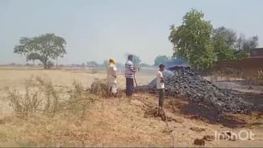 जलेसर: संदिग्ध परिस्थितियों में बिटौरे में लगी भीषण आग,मची अफरातफरी, फायर ब्रिगेड मौके पर पहुंच कर आग पर पाया काबू,