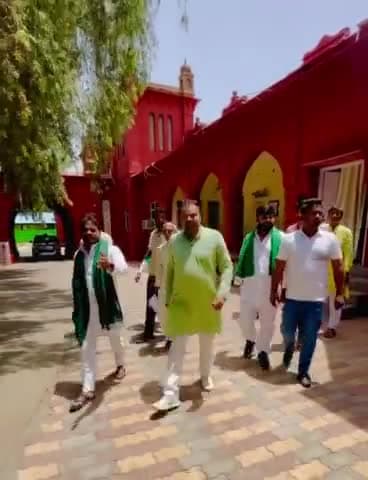 मेरठ: #भारतीय #किसान संगठन द्वारा विभिन्न समस्याओं को लेकर मण्डल आयुक्त (कमिश्नर) को ज्ञापन सौंपा।
Meerut: @bharatiya @kisan Sangthan submitted a memorandum to the Divisional Commissioner regarding various problems. 
@rajendra yadav