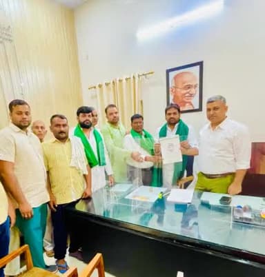 मेरठ: #भारतीय #किसान संगठन द्वारा विभिन्न समस्याओं को लेकर मण्डल आयुक्त (कमिश्नर) को ज्ञापन सौंपा।
Meerut: @bharatiya @kisan Sangthan submitted a memorandum to the Divisional Commissioner regarding various problems. 
@rajendra yadav